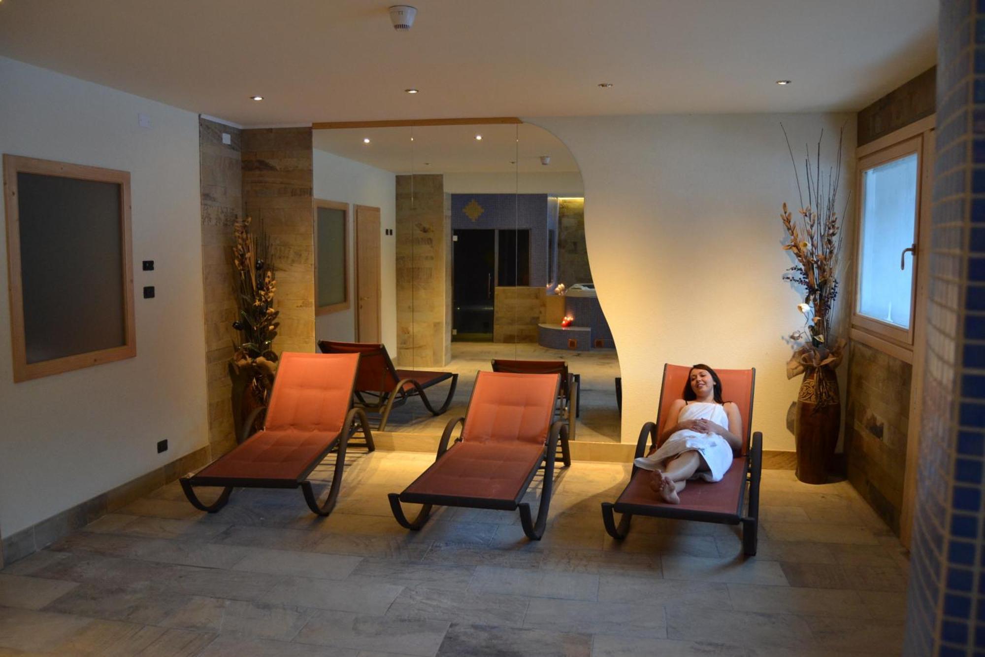 Park Hotel Bellevue Dimaro Bagian luar foto