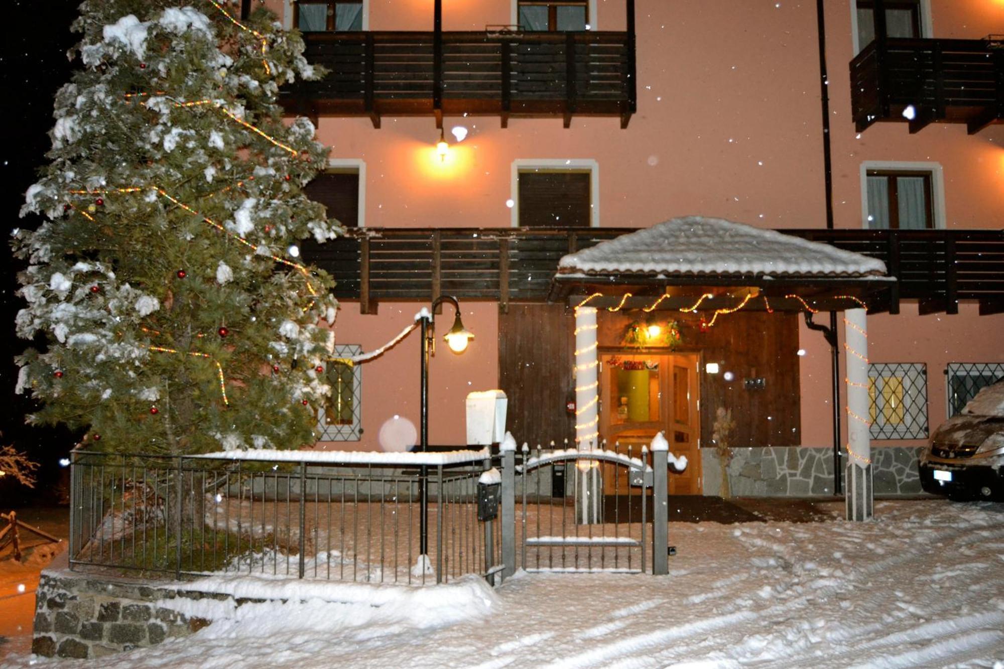 Park Hotel Bellevue Dimaro Bagian luar foto
