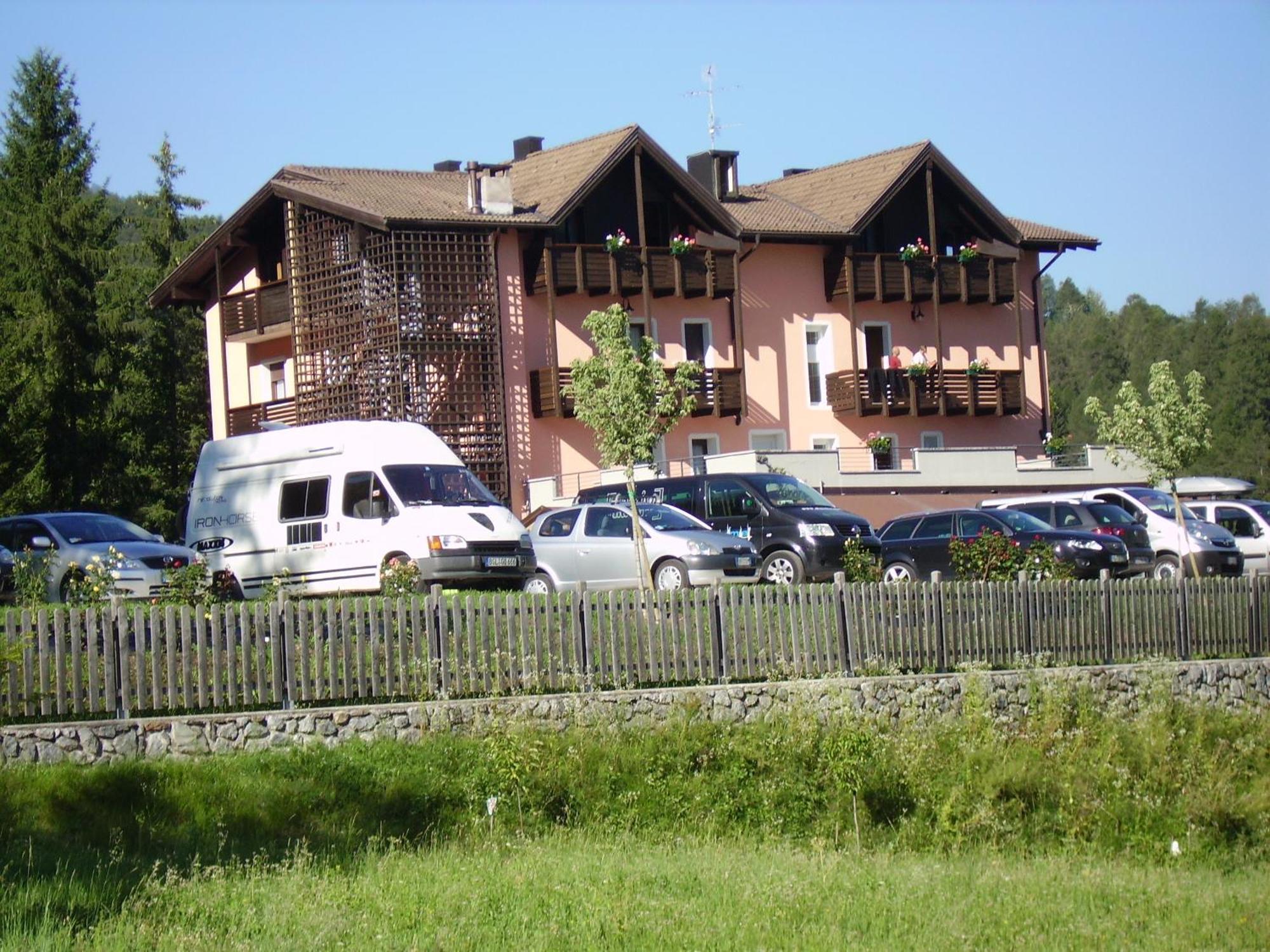 Park Hotel Bellevue Dimaro Bagian luar foto