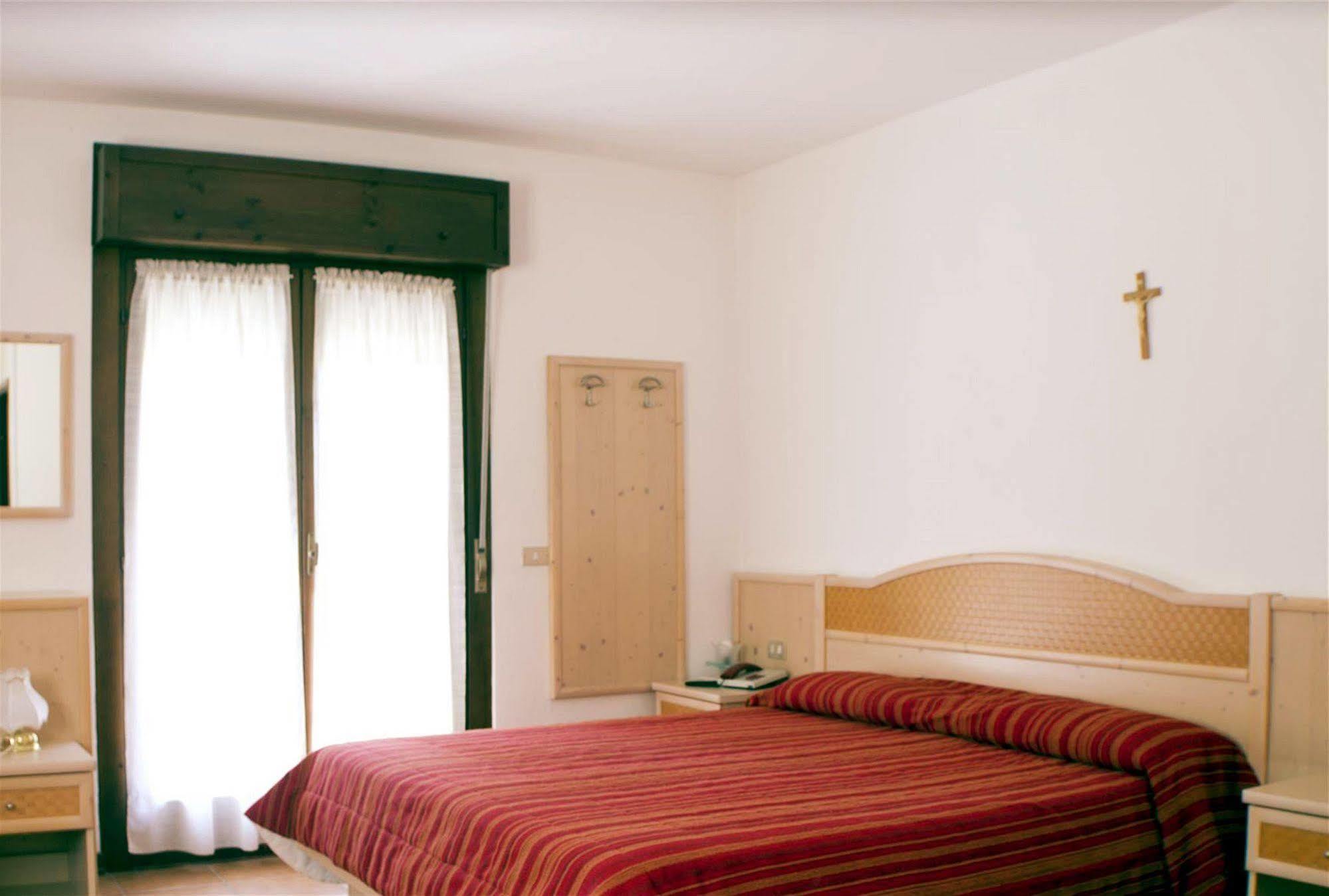 Park Hotel Bellevue Dimaro Bagian luar foto