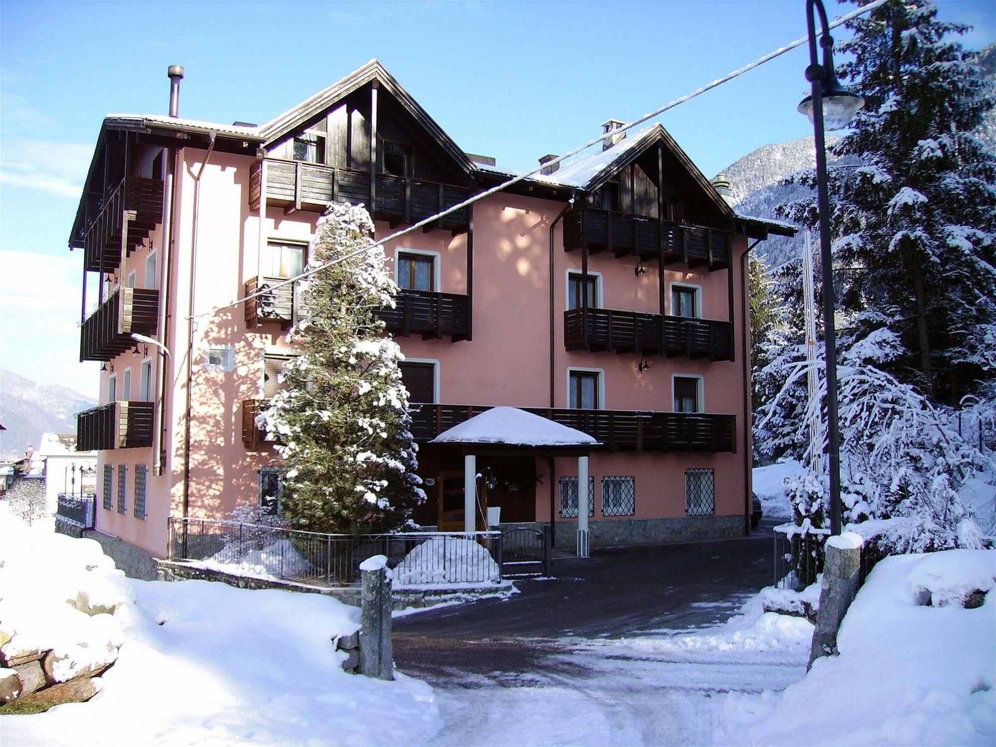 Park Hotel Bellevue Dimaro Bagian luar foto
