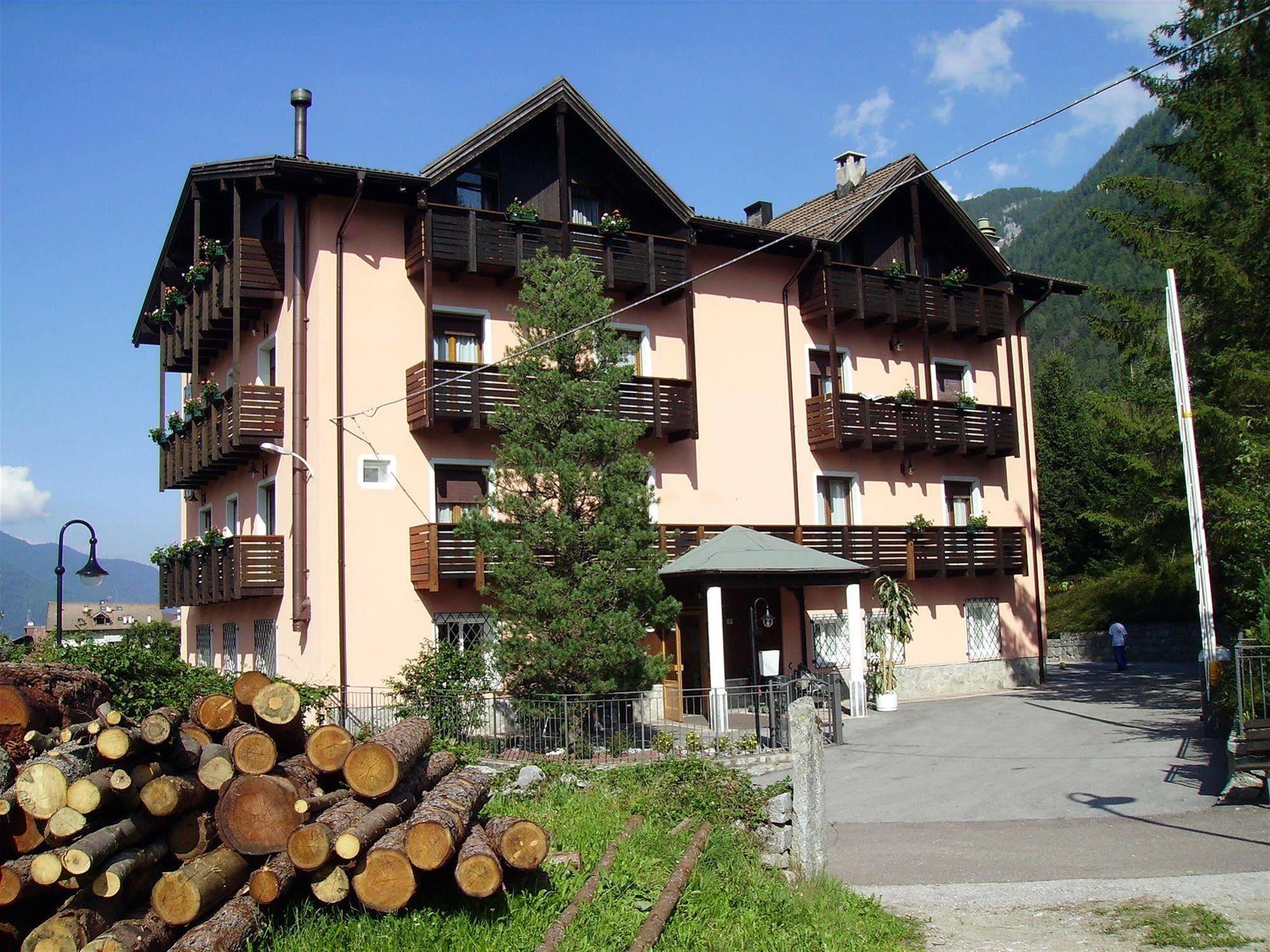 Park Hotel Bellevue Dimaro Bagian luar foto