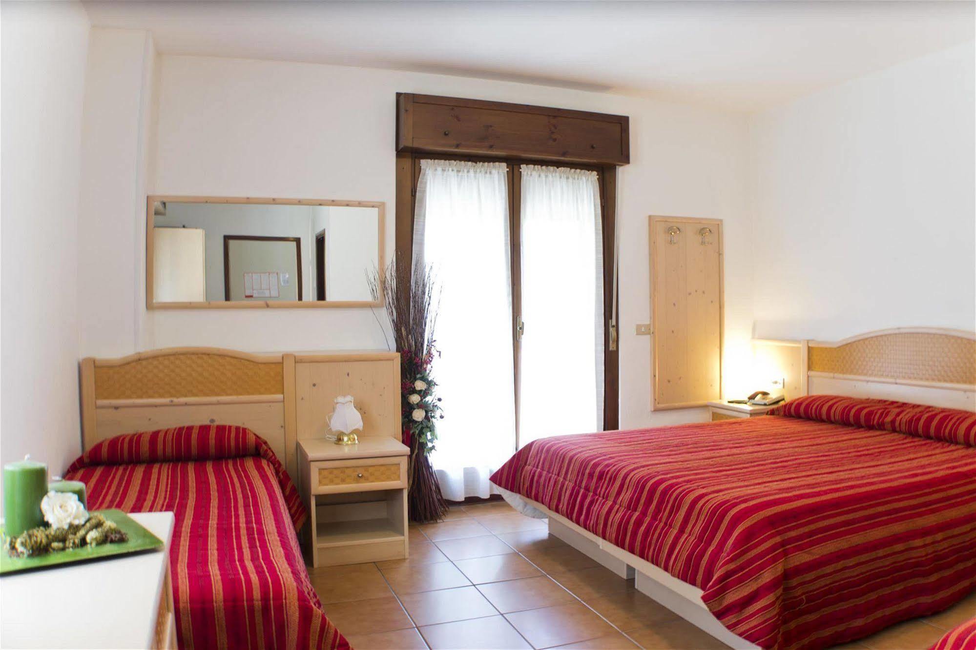 Park Hotel Bellevue Dimaro Bagian luar foto